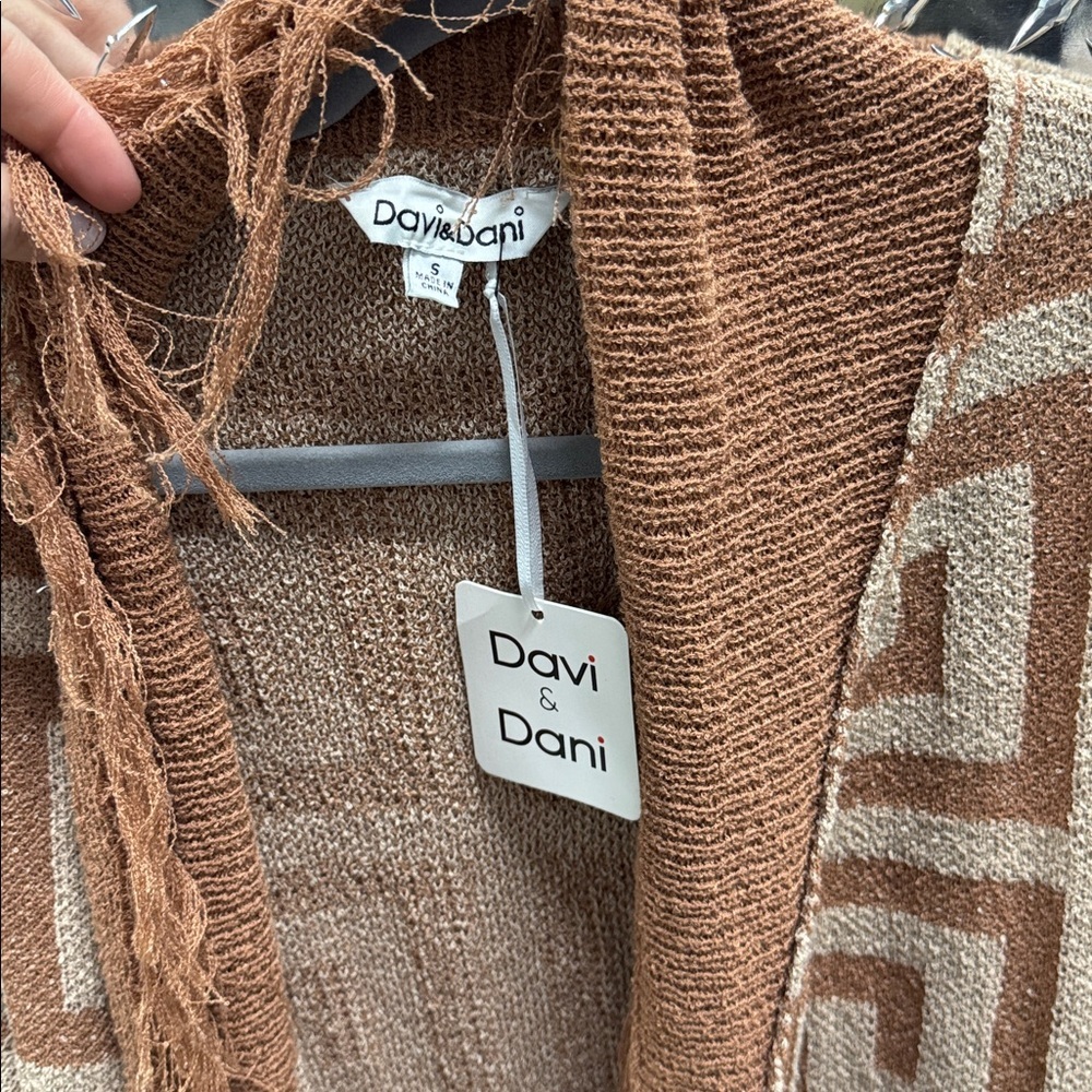 NWT DAVI & DANI Tan and Cream Knit Cardigan geometric, Size Small - Picture 2 of 5